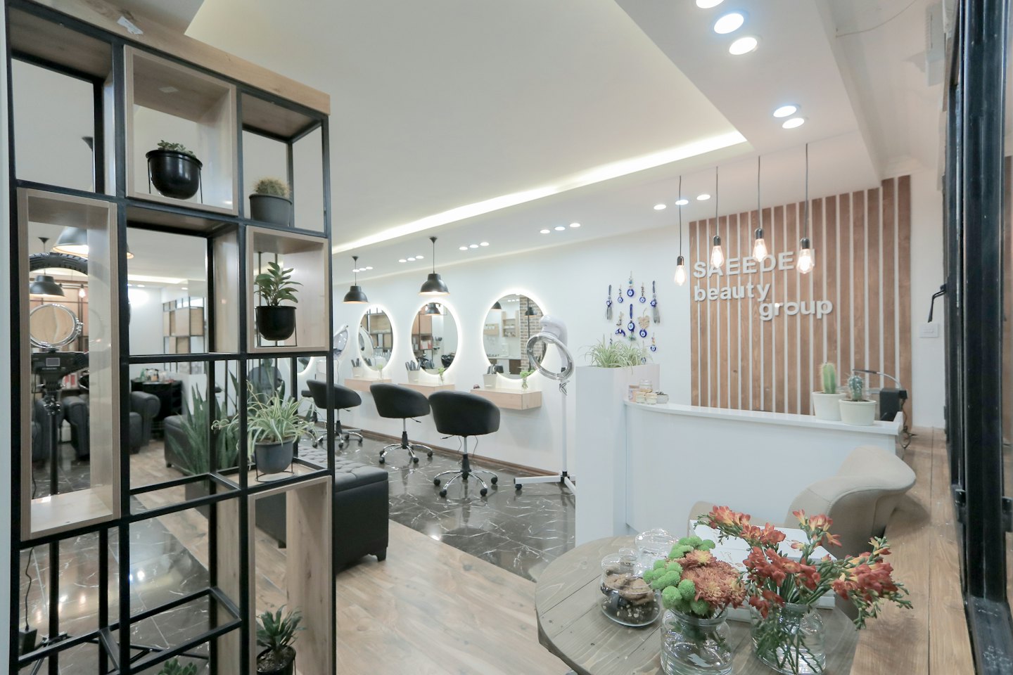 Moderne salon met stylingstations en receptiebalie.